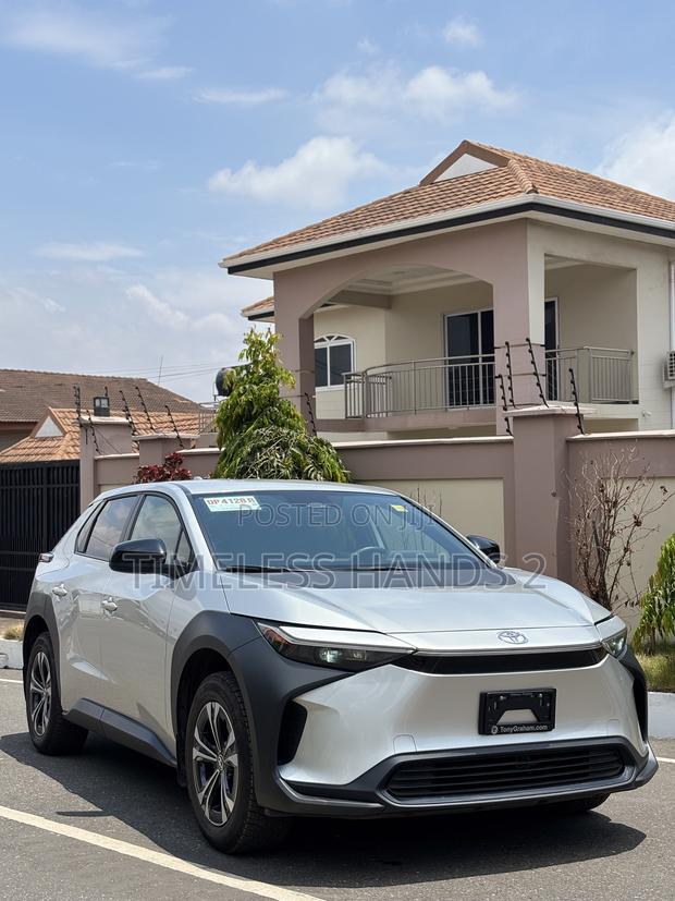 Toyota bZ4X XLE 2024 Silver