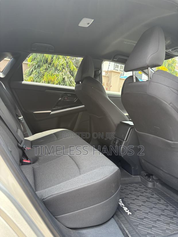 Toyota bZ4X XLE 2024 Silver