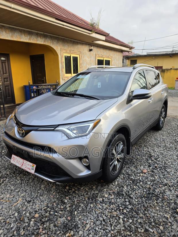 Toyota RAV4 XLE 4dr SUV AWD (2.5L 4cyl 6A) 2018 Silver