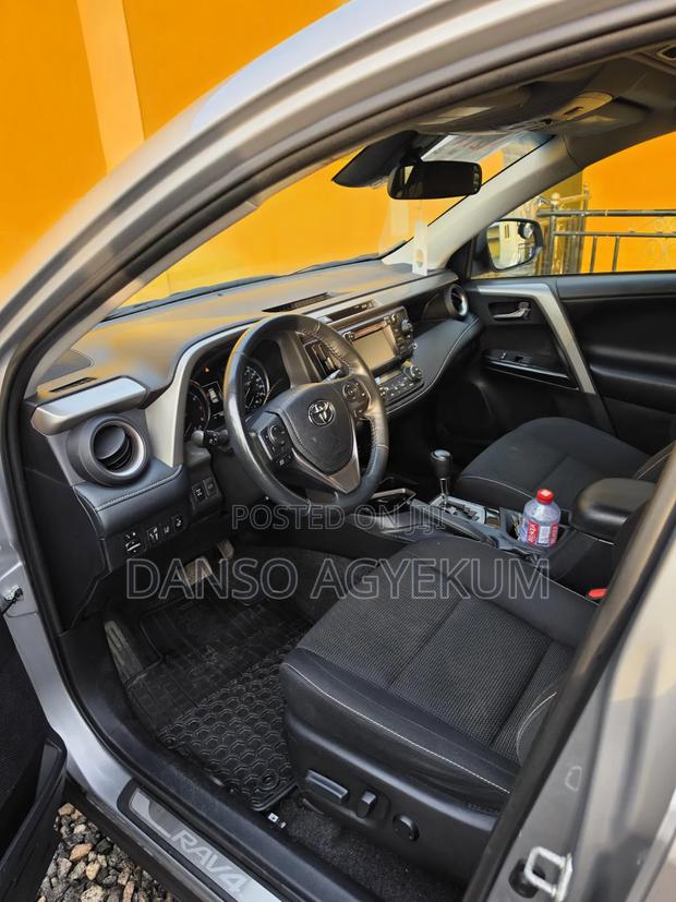 Toyota RAV4 XLE 4dr SUV AWD (2.5L 4cyl 6A) 2018 Silver