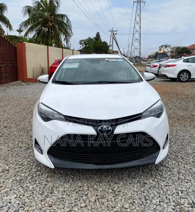 Toyota Corolla SE (1.8L 4cyl 2A) 2018 White