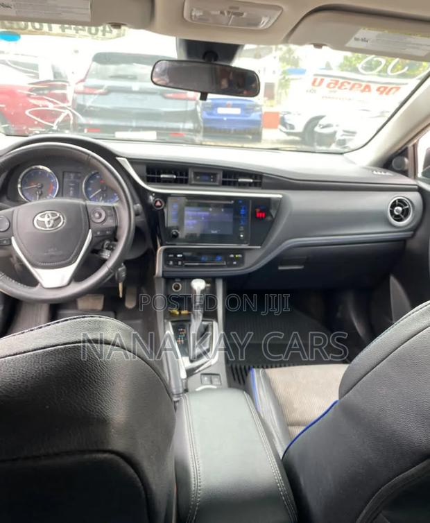 Toyota Corolla SE (1.8L 4cyl 2A) 2018 White