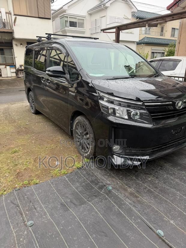 Toyota Voxy Hybrid V 2WD 7-Seater 2015 Black