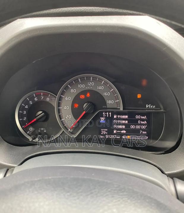 Toyota Vitz 1.3 AWD 5dr 2015 Gray