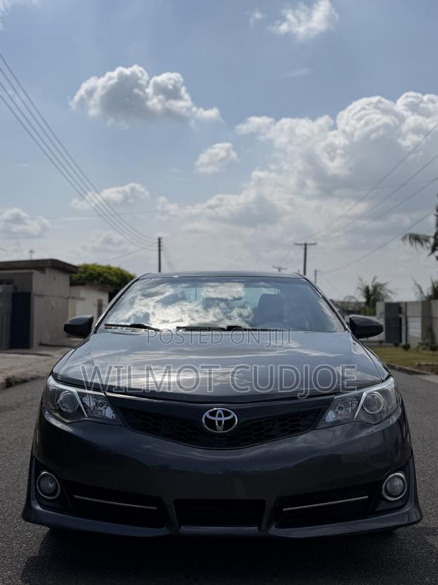 Toyota Camry SE 4dr Sedan (2.5L 4cyl 6A) 2014 Gray