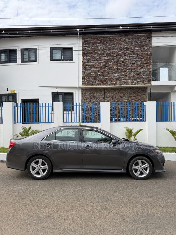 Toyota Camry SE 4dr Sedan (2.5L 4cyl 6A) 2014 Gray