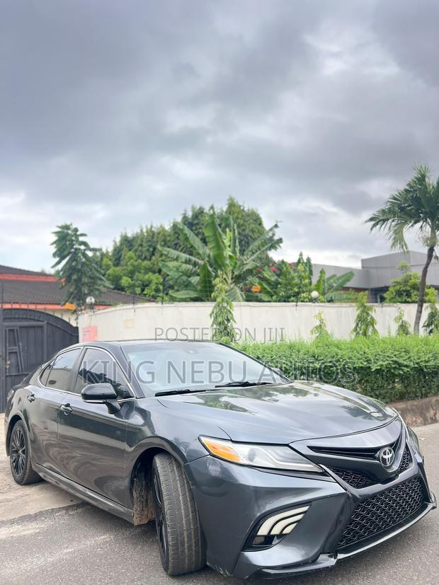 Toyota Camry SE Nightshade FWD 2020 Gray