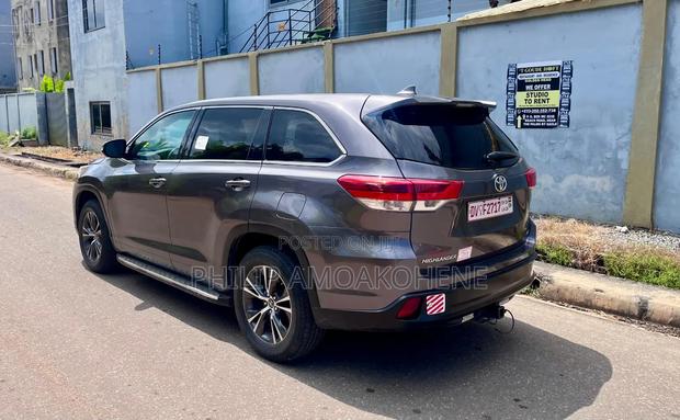 Toyota Highlander LE 4x2 V6 (3.5L 6cyl 8A) 2017 Gray