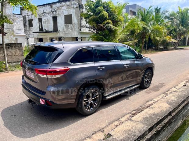 Toyota Highlander LE 4x2 V6 (3.5L 6cyl 8A) 2017 Gray