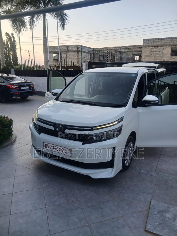 Toyota Voxy V 4WD 8-Seater 2017 Off white