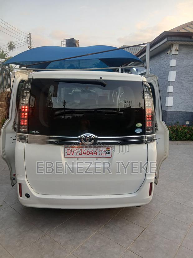 Toyota Voxy V 4WD 8-Seater 2017 Off white