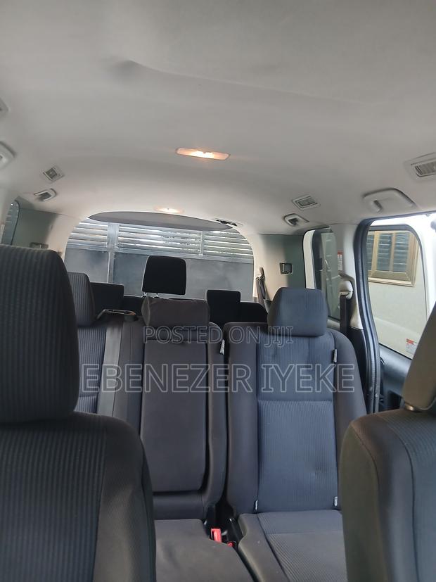 Toyota Voxy V 4WD 8-Seater 2017 Off white