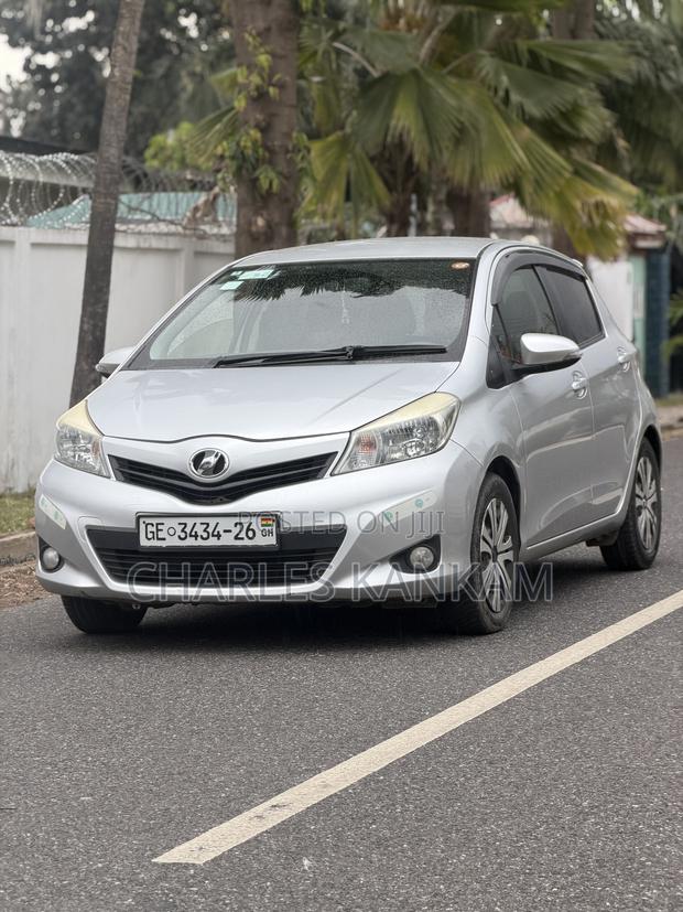 Toyota Vitz 1.3 FWD 5dr 2013 Silver
