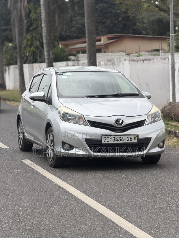 Toyota Vitz 1.3 FWD 5dr 2013 Silver