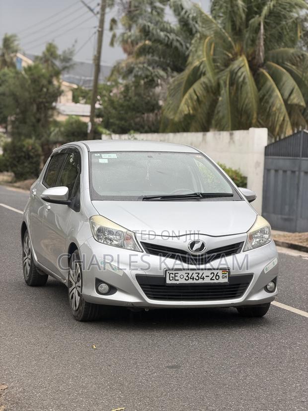 Toyota Vitz 1.3 FWD 5dr 2013 Silver
