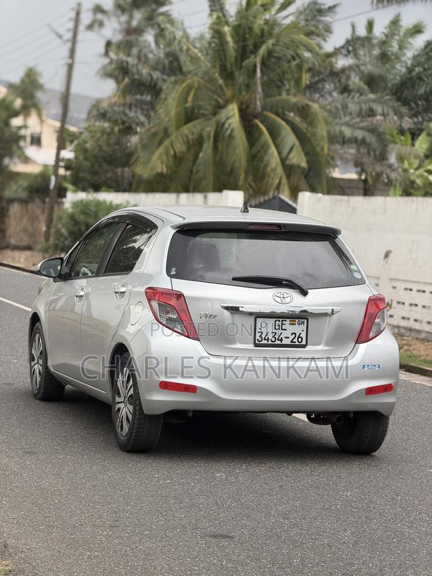 Toyota Vitz 1.3 FWD 5dr 2013 Silver