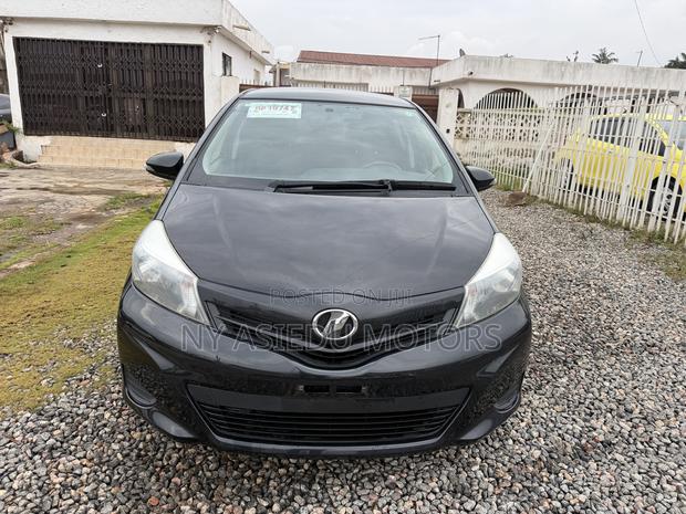 Toyota Vitz 1.3 FWD 5dr 2013 Black