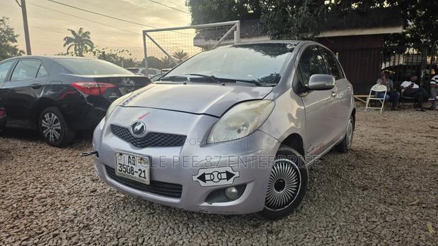 Toyota Vitz 1.0 FWD 5dr 2010 Silver