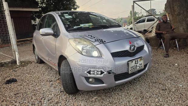 Toyota Vitz 1.0 FWD 5dr 2010 Silver