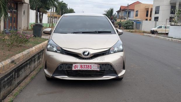 Toyota Vitz 1.3 FWD 3dr 2015 Gold