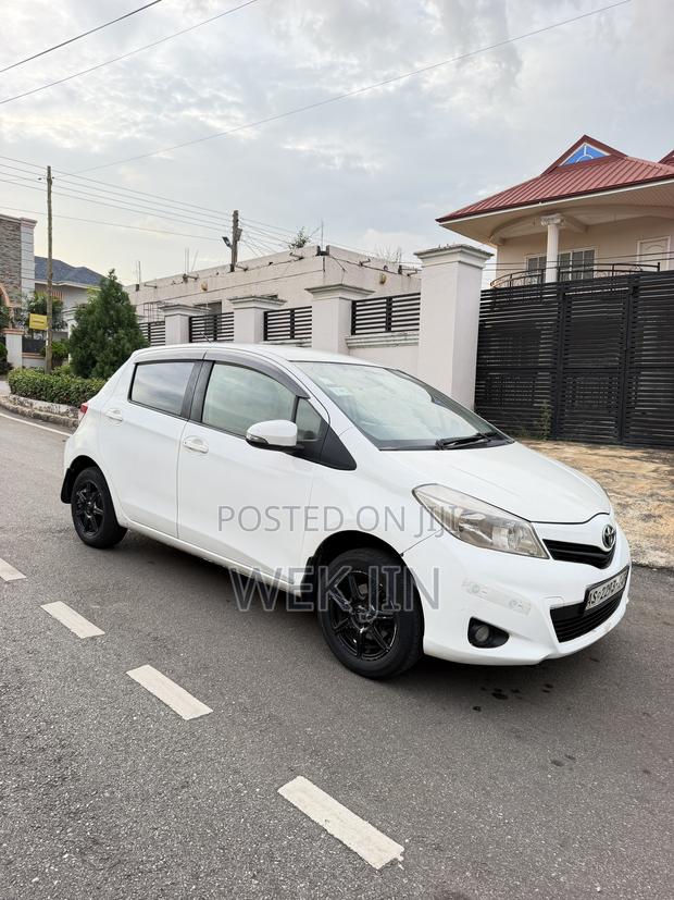 Toyota Vitz 1.3 AWD 5dr 2013 White