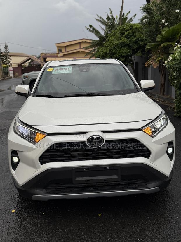 Toyota RAV4 XLE AWD 2023 White