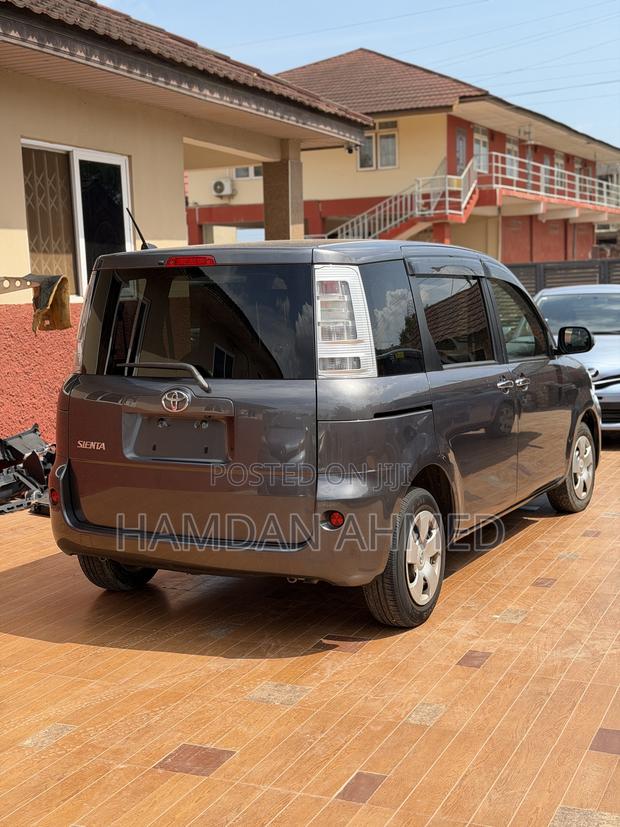 Toyota Sienta 1.5 FWD 2012 Gray