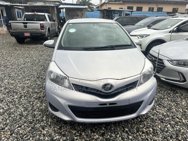 Toyota Vitz 1.3 AWD 5dr 2014 Gray