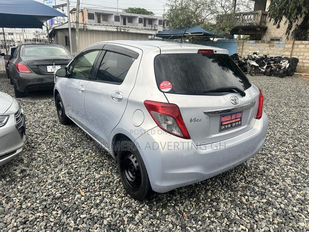 Toyota Vitz 1.3 AWD 5dr 2014 Gray