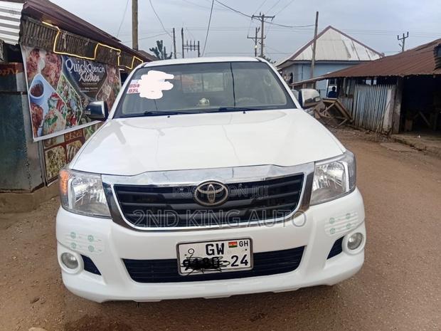 Toyota Hilux SR 4x4 2013 White
