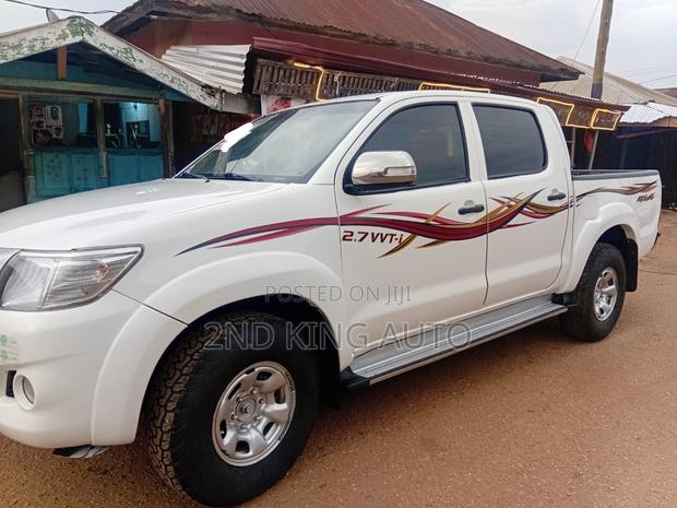 Toyota Hilux SR 4x4 2013 White