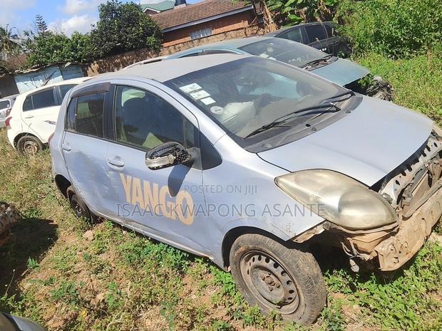 Toyota Vitz 1.0 FWD 3dr 2010 Gray