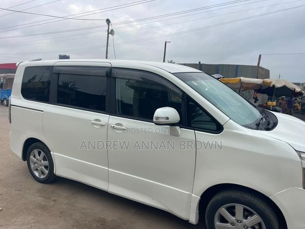 Toyota Voxy 2010 White