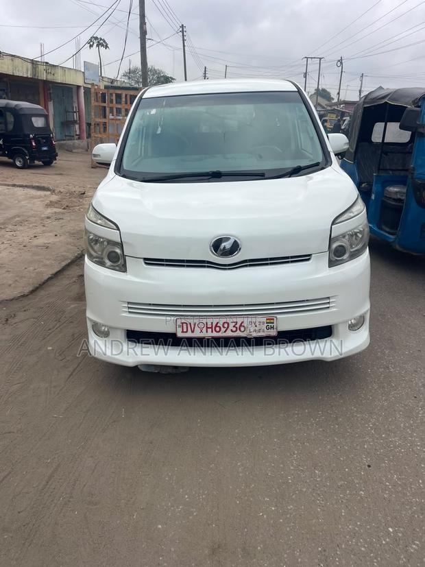 Toyota Voxy 2010 White