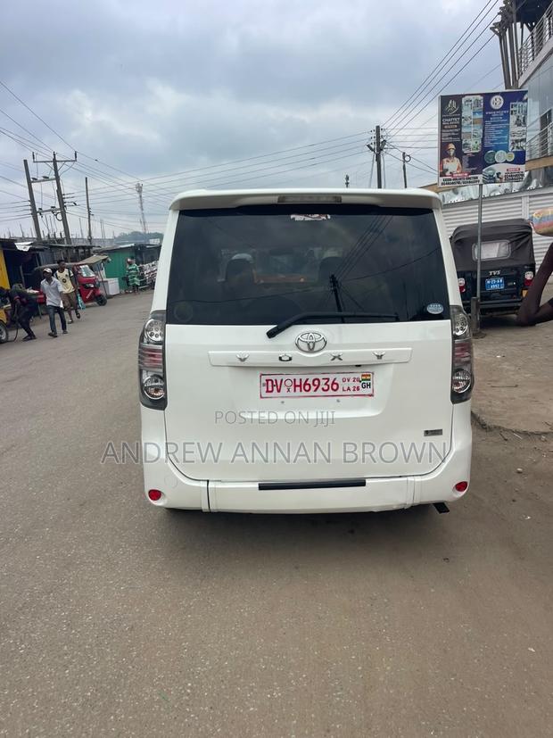 Toyota Voxy 2010 White