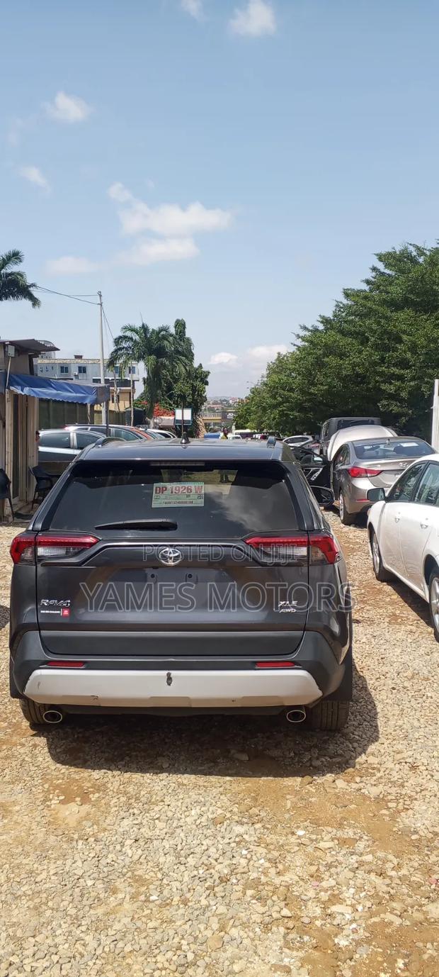 Toyota RAV4 XLE 2022 Gray