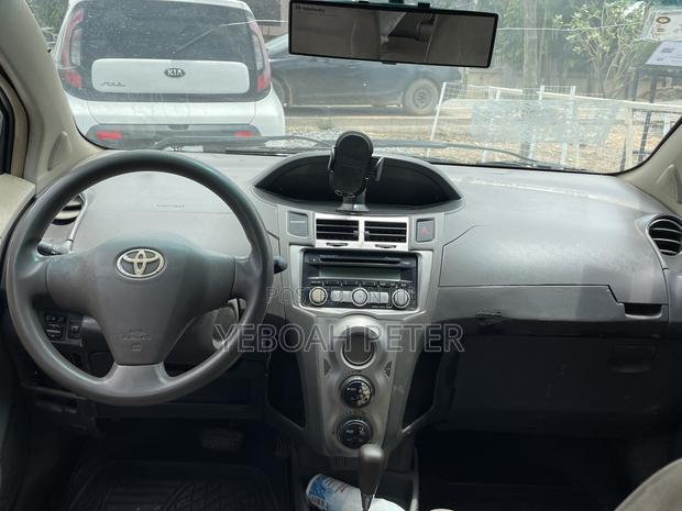Toyota Vitz 2010 Silver