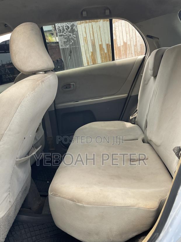 Toyota Vitz 2010 Silver
