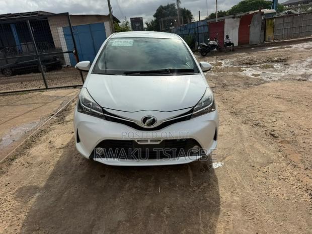 Toyota Vitz 1.3 FWD 5dr 2015 Pearl