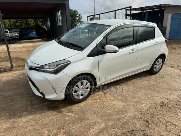 Toyota Vitz 1.3 FWD 5dr 2015 Pearl
