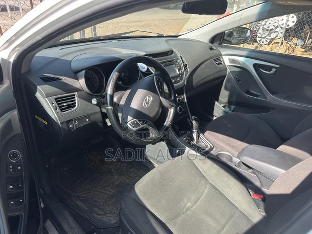 Hyundai Elantra SE Sedan FWD (1.8L 4cyl 6A) 2016 White