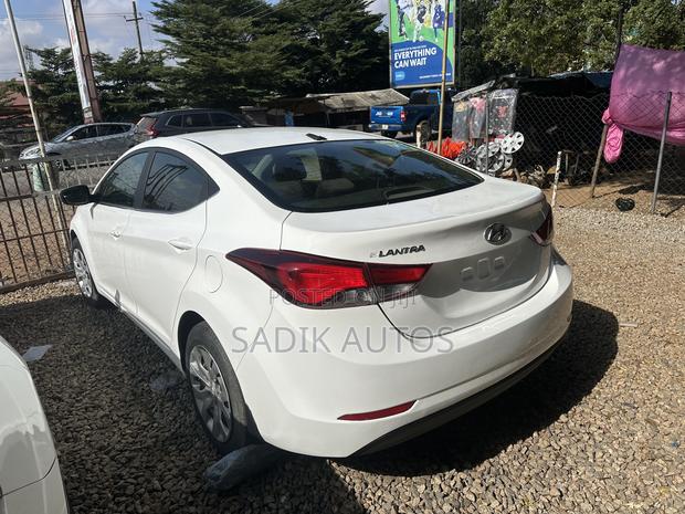 Hyundai Elantra SE Sedan FWD (1.8L 4cyl 6A) 2016 White