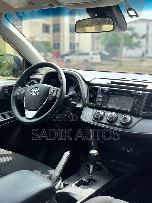 Toyota RAV4 LE 4dr SUV AWD (2.5L 4cyl 6A) 2018 Gray