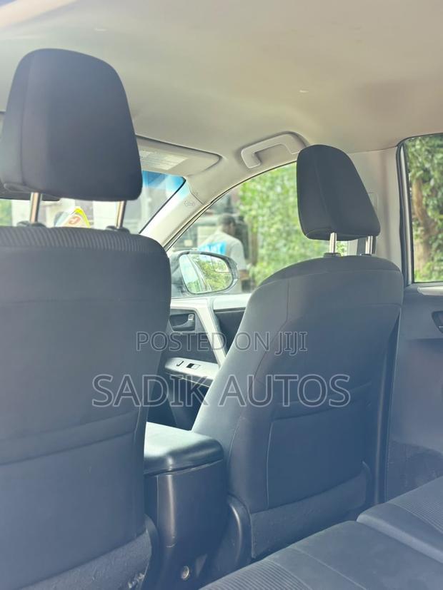Toyota RAV4 LE 4dr SUV AWD (2.5L 4cyl 6A) 2018 Gray