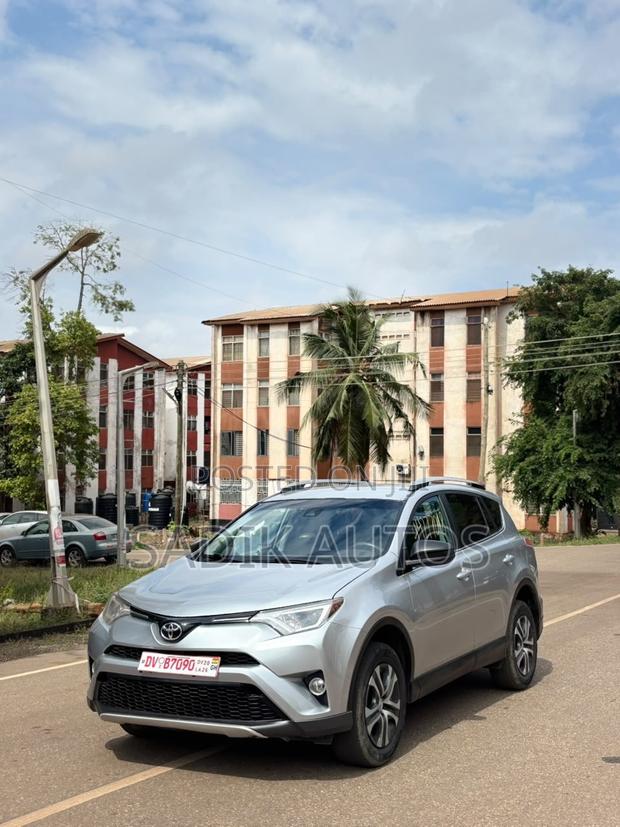 Toyota RAV4 LE 4dr SUV AWD (2.5L 4cyl 6A) 2018 Gray