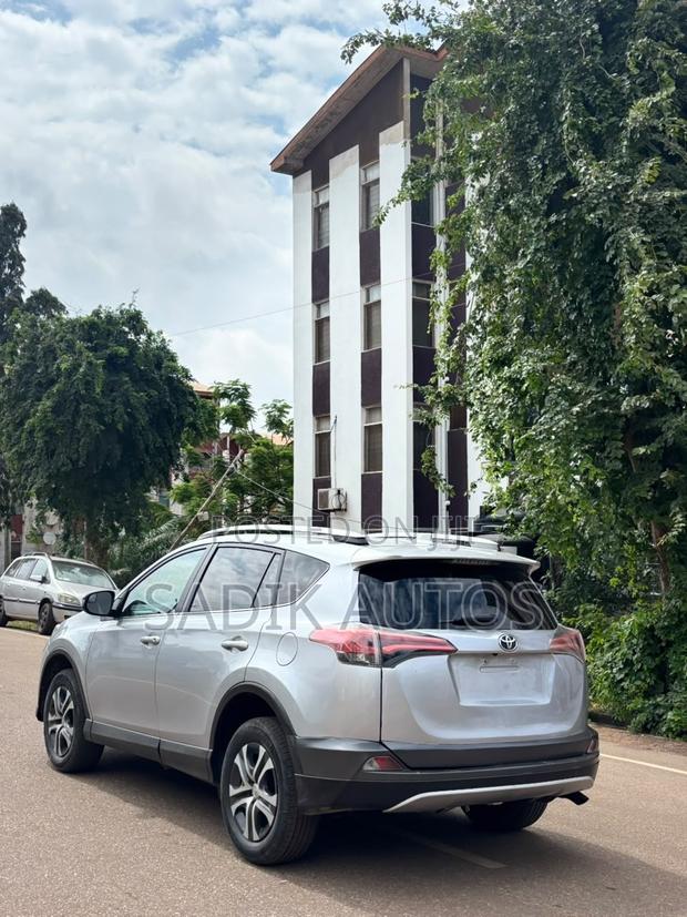 Toyota RAV4 LE 4dr SUV AWD (2.5L 4cyl 6A) 2018 Gray