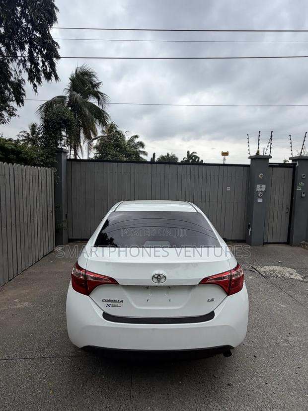 Toyota Corolla LE 4dr Sedan (1.8L 4cyl CVT) 2017 White