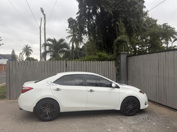Toyota Corolla LE 4dr Sedan (1.8L 4cyl CVT) 2017 White