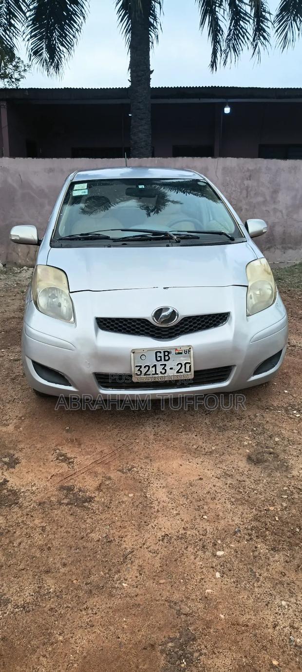 Toyota Vitz 2010 Silver