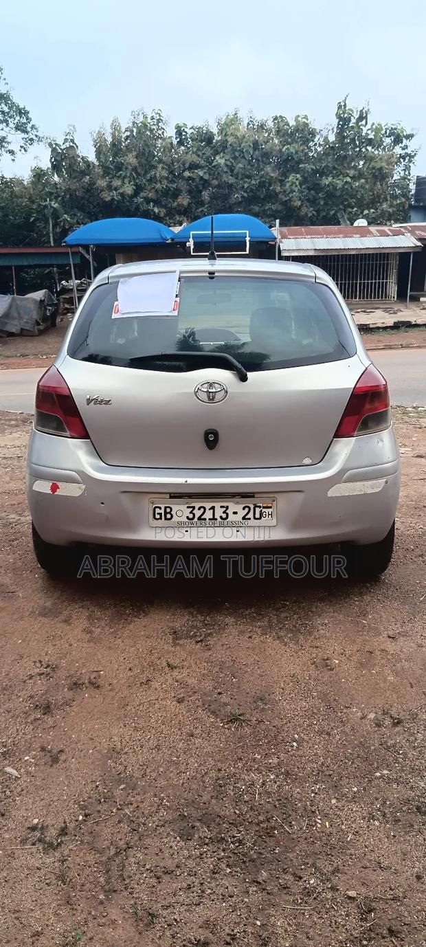 Toyota Vitz 2010 Silver